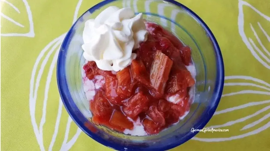 Rhabarberkompott in einer Schale mit einem Löffel, hausgemacht und frisch