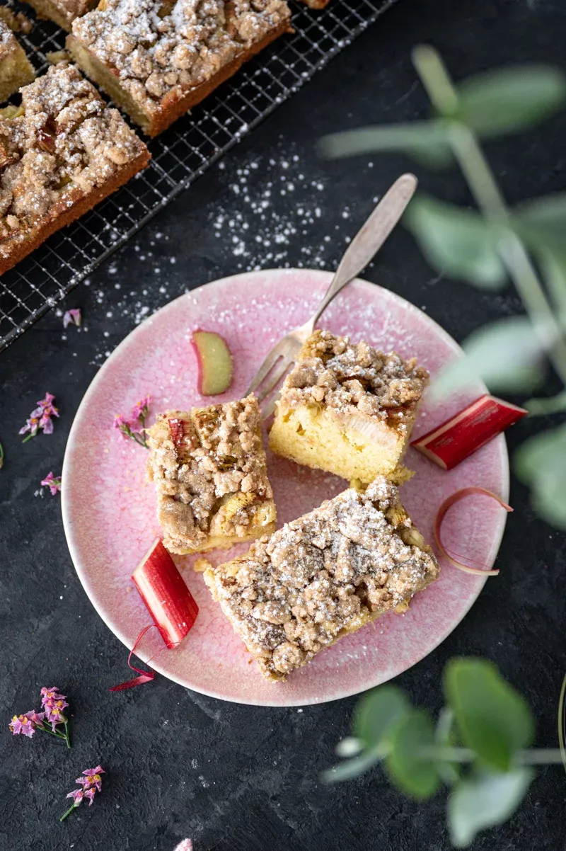 Rhabarberkuchen vom Blech mit Streusel