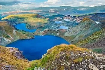 Rilagebirge mit grünen Wäldern und klarem Himmel