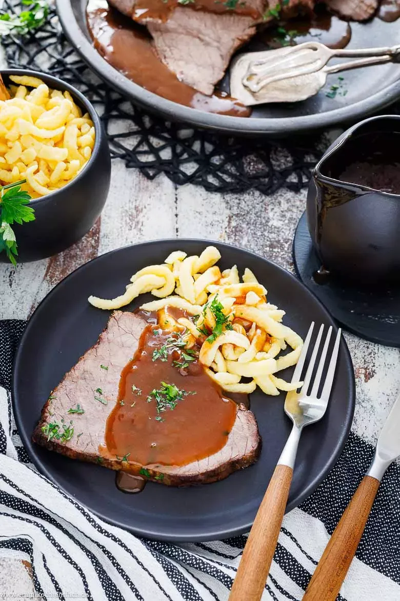 Rinderbraten mit Spätzle, bereit zum Servieren
