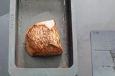 Rinderbraten wird im Bräter scharf angebraten