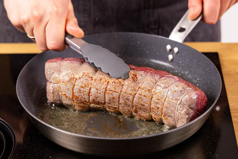 Rinderfilet in Butterschmalz goldbraun anbraten, um Röstaromen zu entwickeln