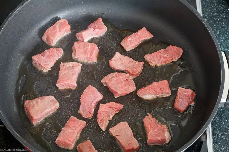 Rinderfilet-Würfel in Butterschmalz portionsweise goldbraun anbraten, um Zartheit zu bewahren
