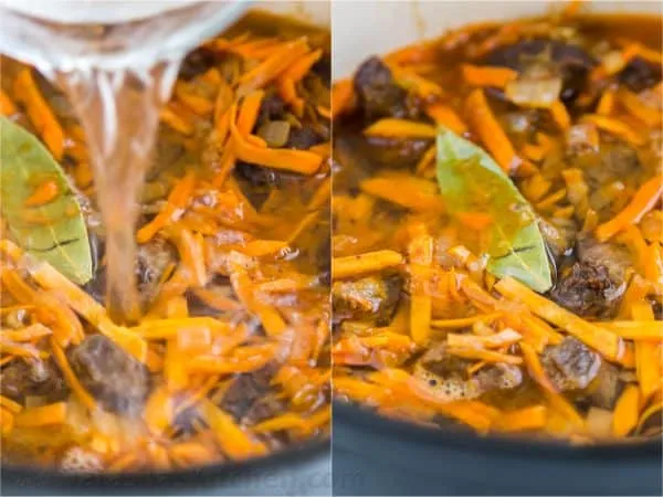 Rindfleisch und Gemüse werden in heißem Wasser bedeckt und zum Schmoren vorbereitet, um zart zu werden und die Aromen zu vertiefen