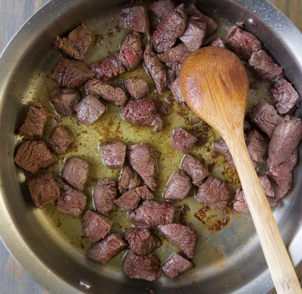 Rindfleischwürfel scharf in der Pfanne anbraten für Stroganoff