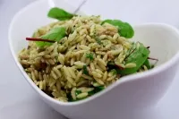 Risoni-Salat mit herzhaftem Bratwurstdressing