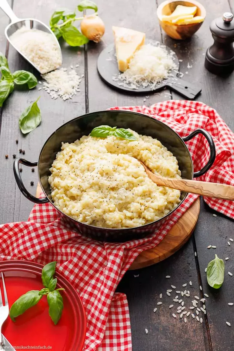Risotto köchelt langsam in einem weiten Topf auf dem Herd
