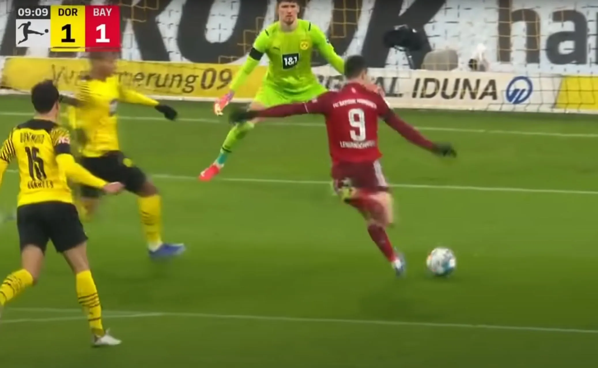 Robert Lewandowski erzielt ein Tor gegen Gregor Kobel von Borussia Dortmund, mit Mats Hummels im Vordergrund