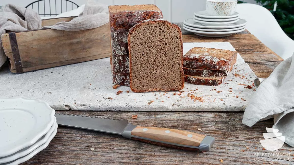 Roggenbrot in der Backform vor dem Backen