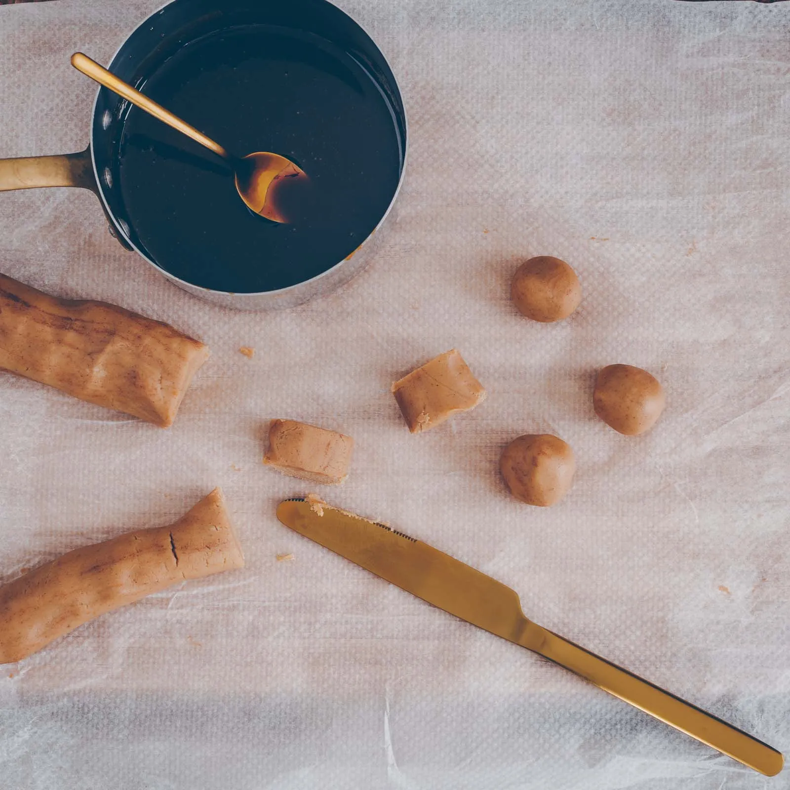 Rohe Karamell-Thumbprint Cookies, die nun mit Karamell gefüllt sind und bereit zum Backen liegen