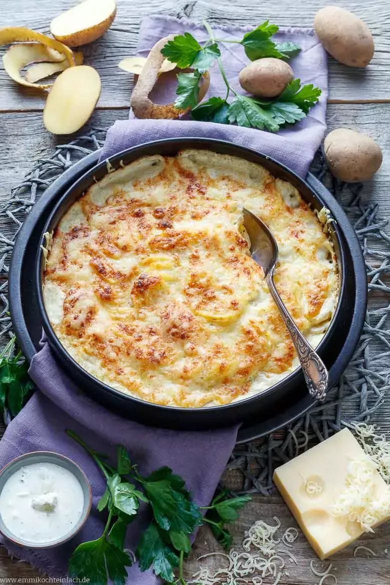 Rohe Kartoffelscheiben, Kochsahne und Kräuterfrischkäse als Hauptzutaten für unser einfaches Kartoffelgratin.