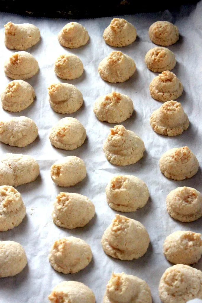 Rohe Mandel Plätzchen auf Backpapier vor dem Backen