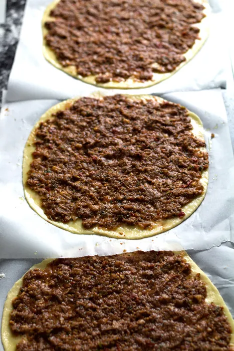 Rohes Lahmacun vor dem Backen, mit dem würzigen Aufstrich