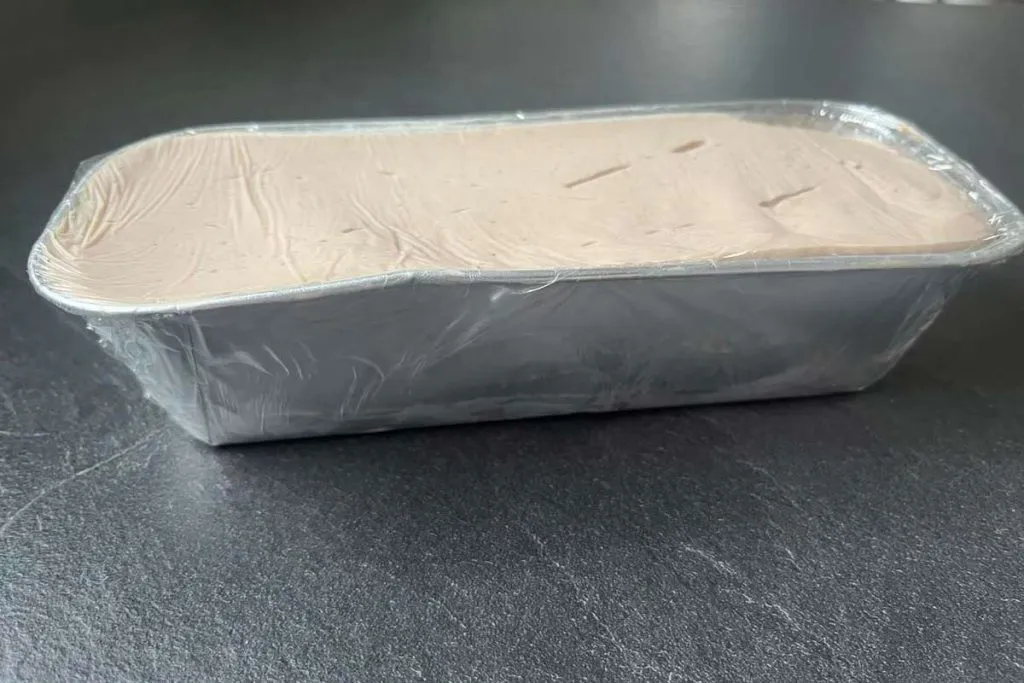 Rohes Leberkäse-Brät in einer Aluminiumform bereit für den Ofen