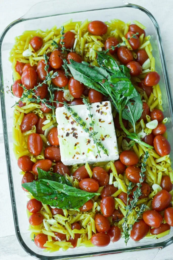 Rohzutaten für Tomaten-Feta-Pasta in einer Glasbackform