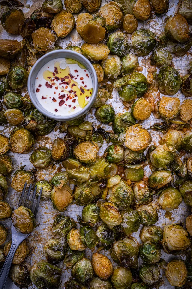 Rosenkohl aus dem Ofen mit Zitrone, Knoblauch und Parmesan, angerichtet auf einem Blech