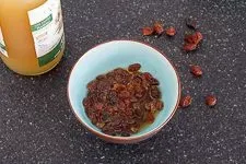 Rosinen werden in Fruchtsaft eingelegt für den Kaiserschmarrn.