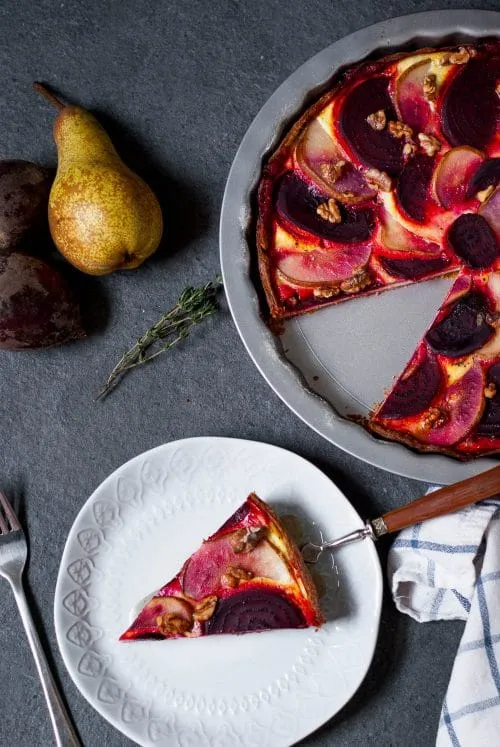 Rote Bete Birnen Quiche mit Ziegenkäse, ein vegetarisches und farbenfrohes Rezept für Weihnachten