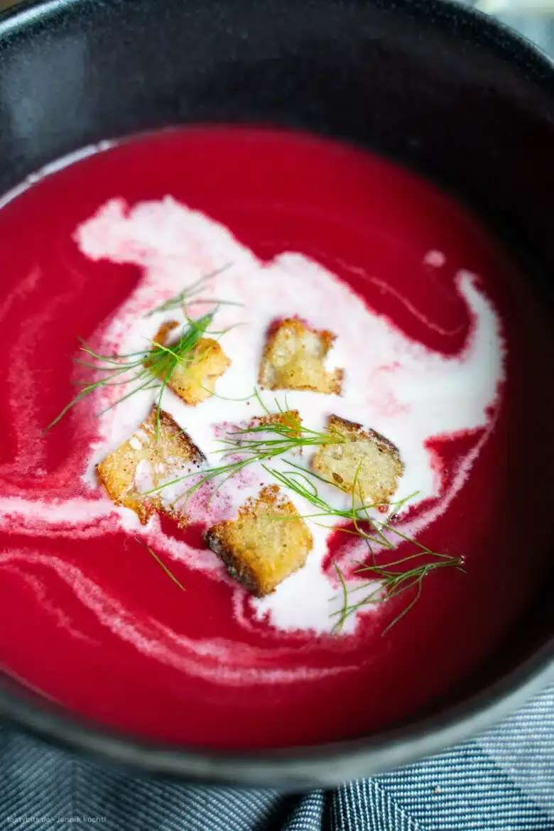 Rote-Bete-Suppe mit Croutons und Dill