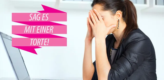 Rote Herztorte mit 'Entschuldigung'-Aufschrift als süße Geste der Versöhnung