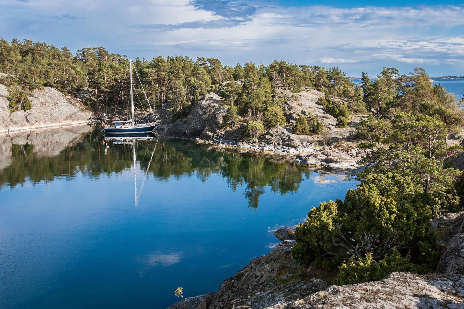 Rote Holzhäuser am Wasser im Stockholmer Schärengarten in Schweden