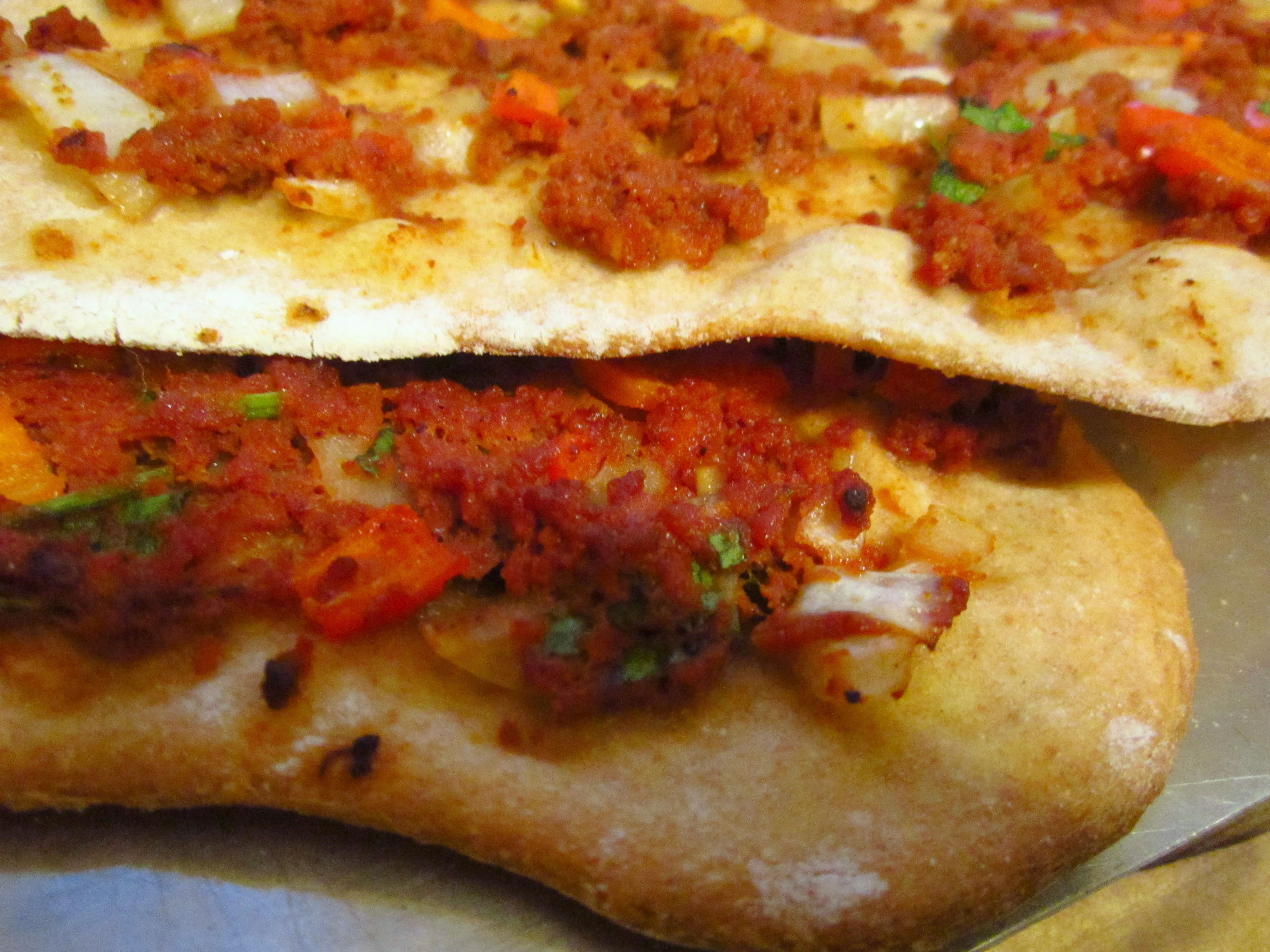 Rote Paprika, Zwiebeln und Hackfleisch für die Füllung der türkischen Pizza vorbereitet