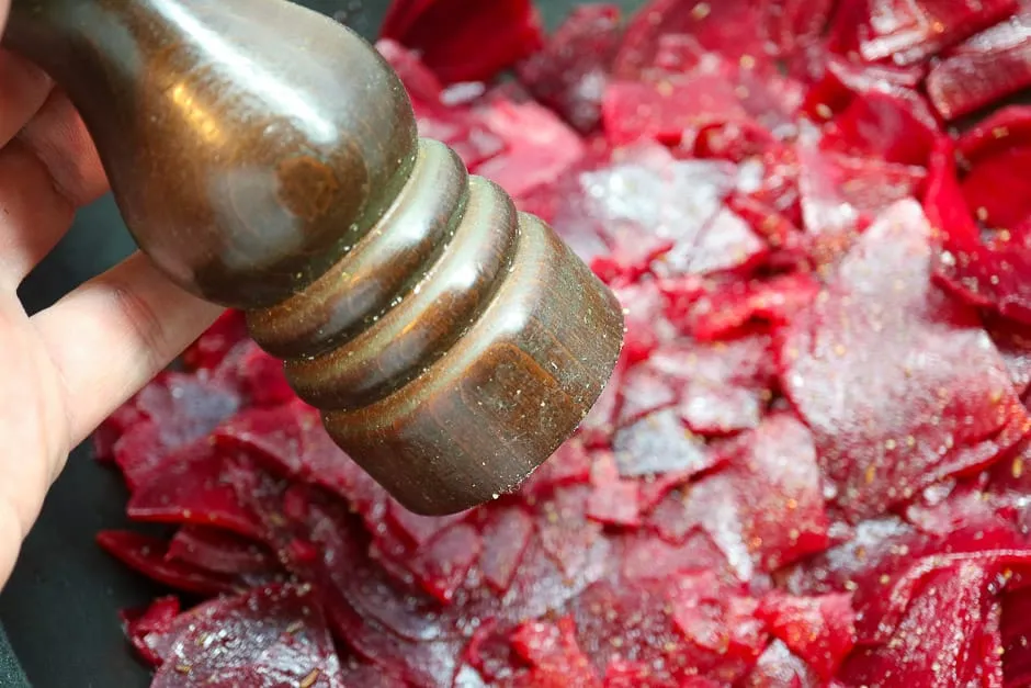 Rote Rüben Salat mit frisch gemahlenem Pfeffer bestreut, vor dem Reifen lassen