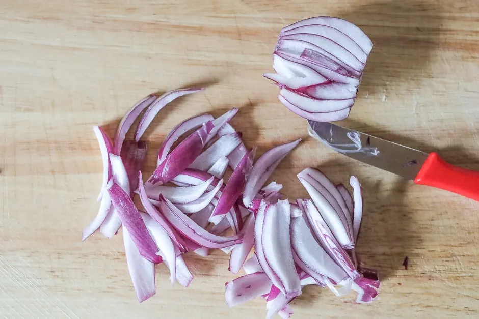 Rote Zwiebeln in feine Streifen geschnitten, eine aromatische Zutat für Gemüsebeilagen bei Diätrezepten