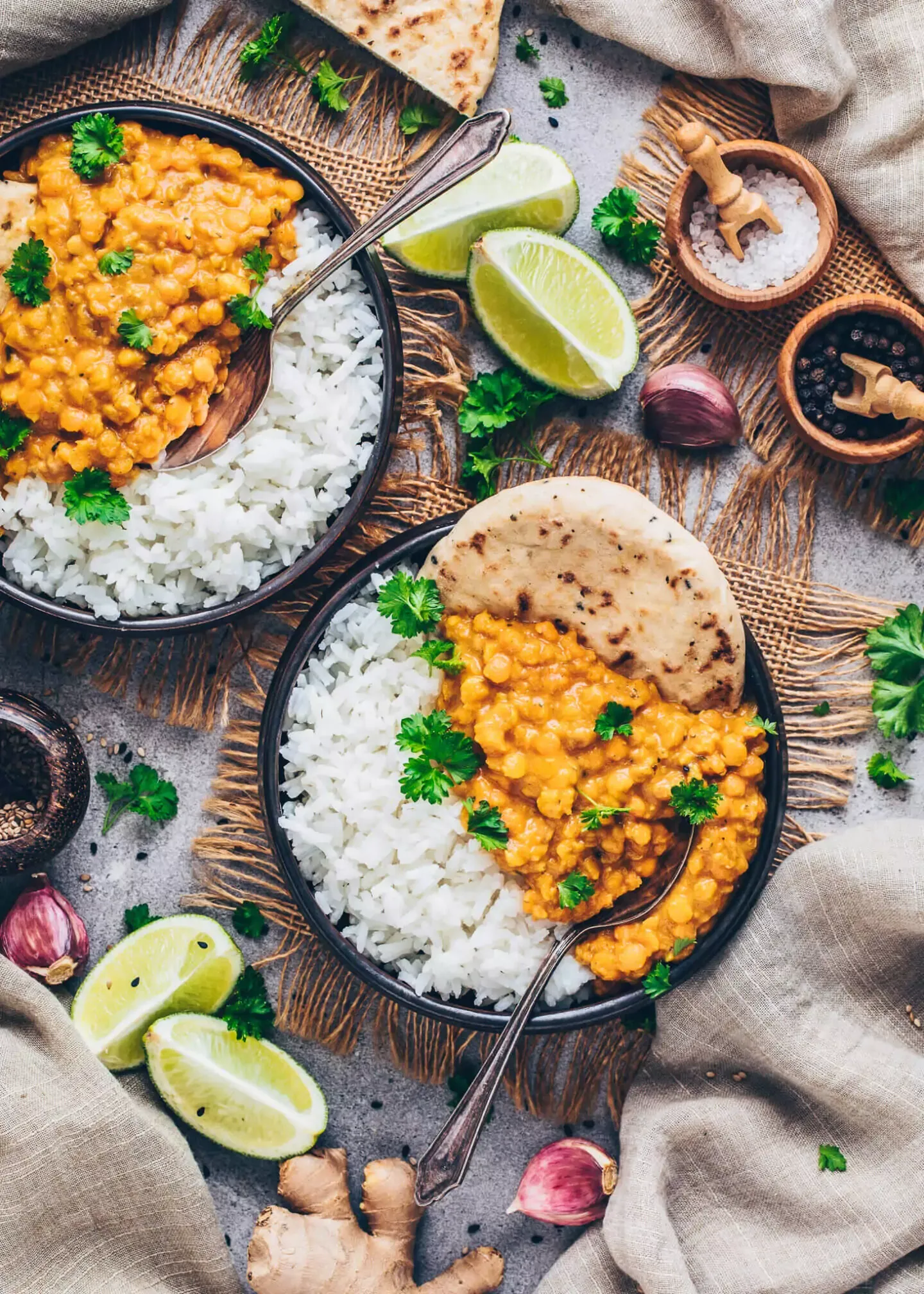Roter Linsen-Dal als Hauptgericht, ergänzt durch Reis und indisches Naanbrot für ein authentisches veganes Geschmackserlebnis.