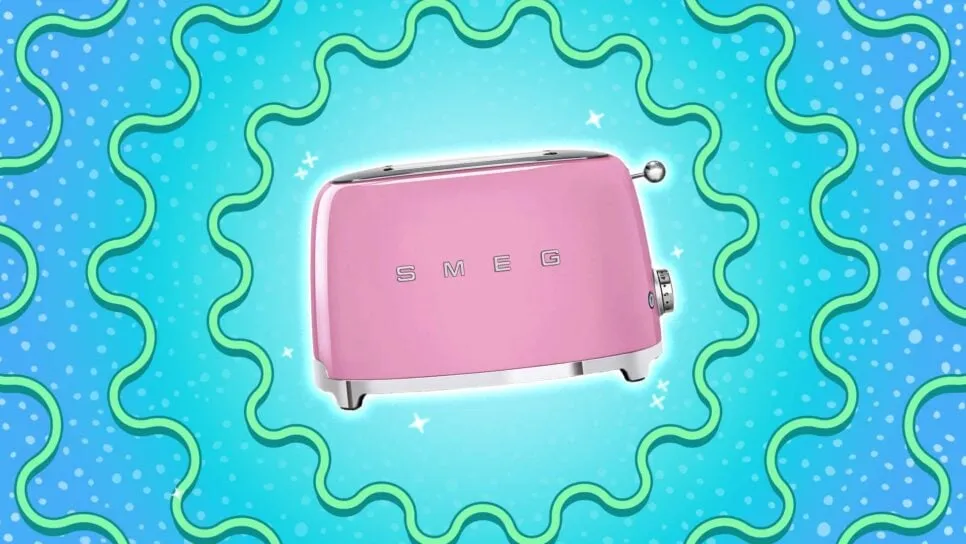 Roter Smeg Retro-Toaster in eleganter Küchenumgebung