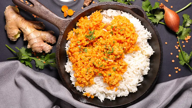 Rotes Linsen-Curry angerichtet in einer Schale