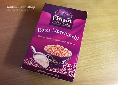 Rotes Linsenmehl wird in den Philips Pastamaker gegeben, bereit für die glutenfreie Nudelherstellung.