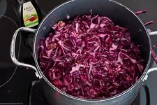 Rotkohl in einem Topf, Essig wird hinzugefügt