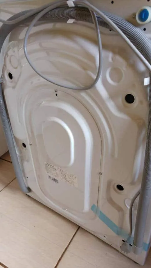 Rückansicht einer Waschmaschine, alle Transportsicherungen wurden bereits entfernt und die Löcher sind leer