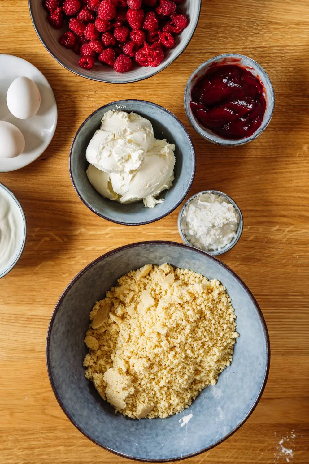 Rühren der glatten Joghurt-Cheesecake-Füllung für einen leichten und erfrischenden Geburtstagskuchen