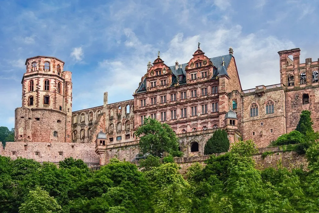 Ruine des Heidelberger Schlosses auf einem Hügel