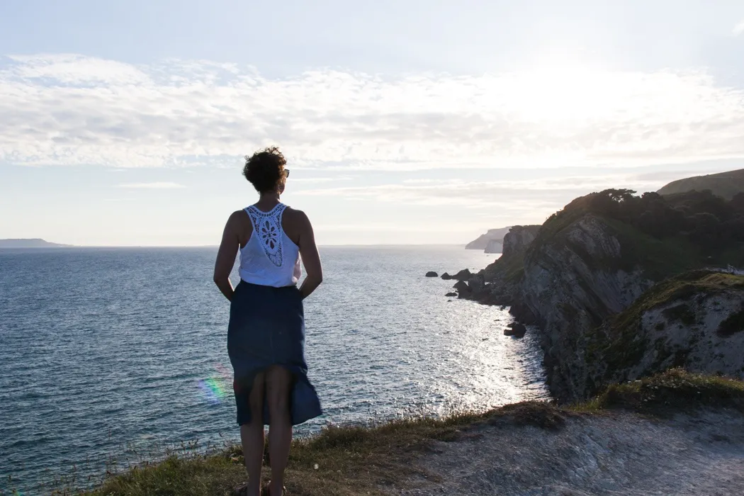 Rundliche Bucht von Lulworth Cove von oben