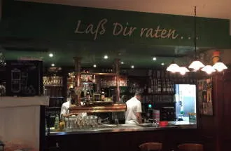 Rustikale Bar im Osterwaldgarten mit frisch gezapftem Spatenbräu