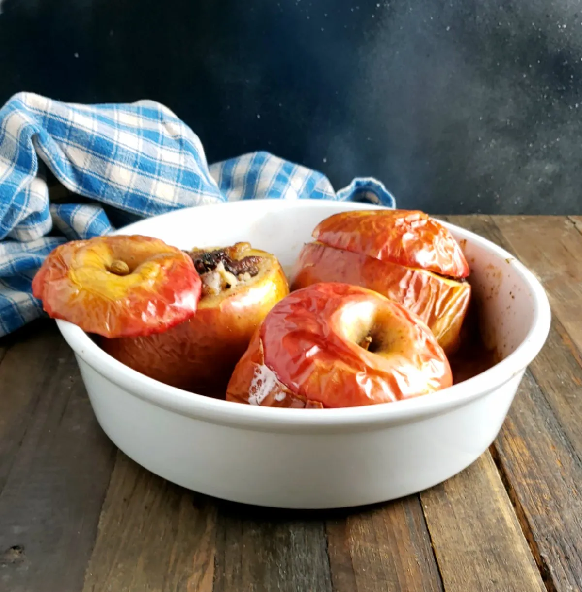 Rustikale gebackene Äpfel in einer Auflaufform, bereit zum Servieren