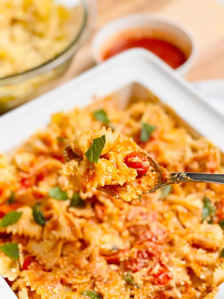 Rustikale One Pot Feta Pasta in einer Holzschale, bereit zum Genießen