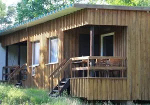 Rustikaler Holz-Bungalow umgeben von Natur auf einem Reiterhof in der Lüneburger Heide