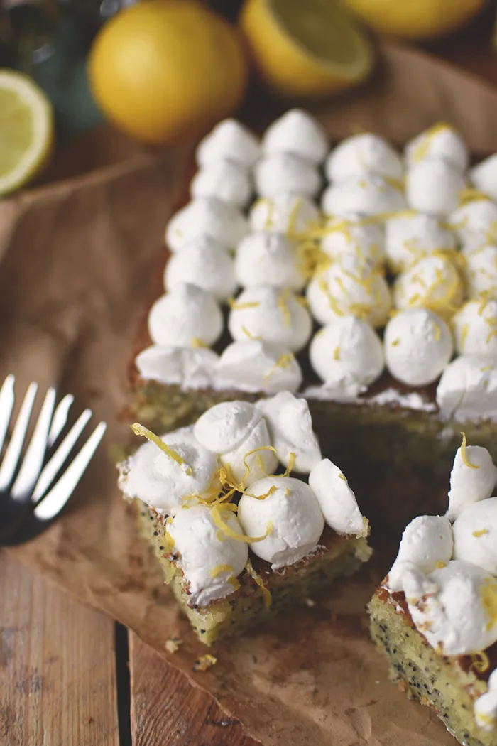 Rustikaler Zitronenkuchen mit Mohn für die winterliche Kaffeetafel