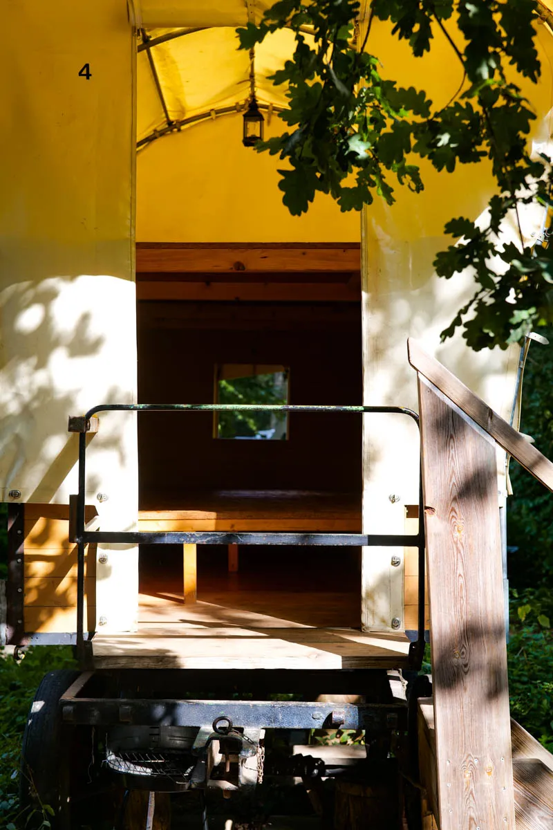 Rustikales Interieur eines Planwagens, eine verrückte Übernachtungsmöglichkeit