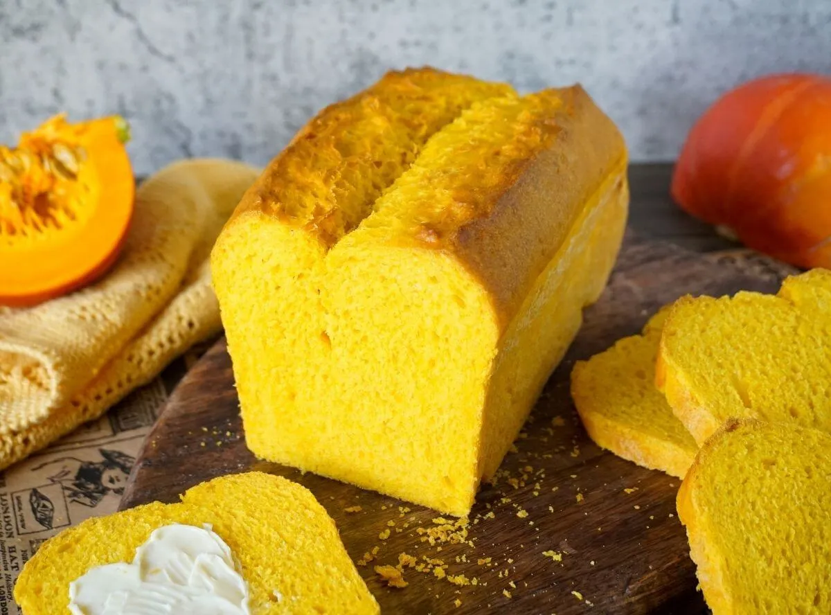 Rustikales Kürbisbrot mit Dinkelmehl, frisch gebacken.