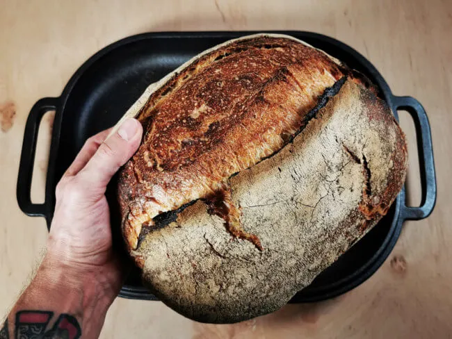 Rustikales Sauerteigbrot mit knuspriger Kruste, perfekt gebacken