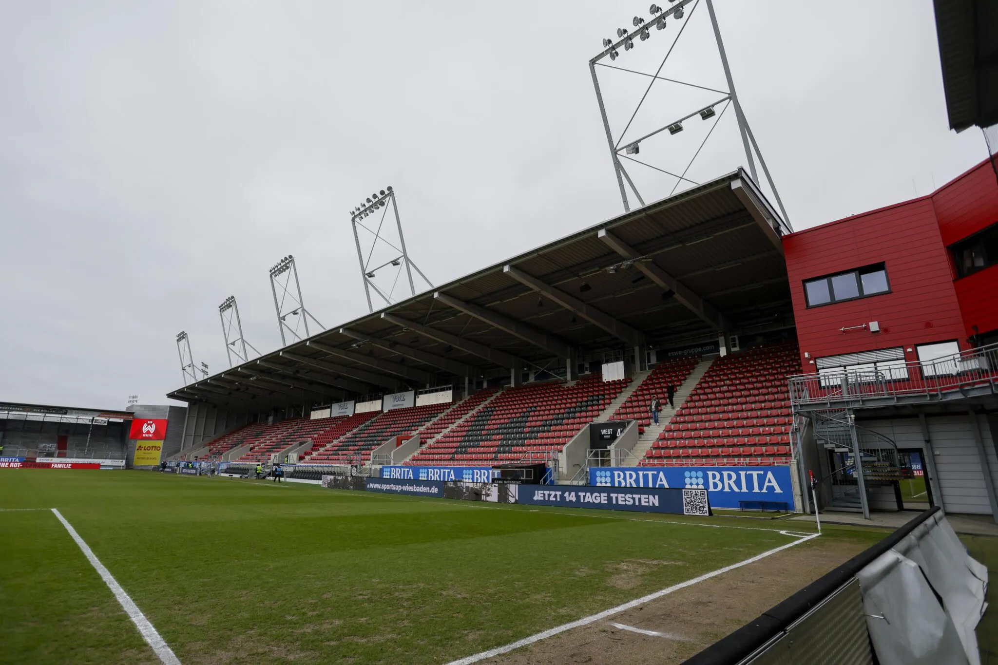 RWE-Fans bereiten sich auf das Auswärtsspiel gegen SV Wehen Wiesbaden vor