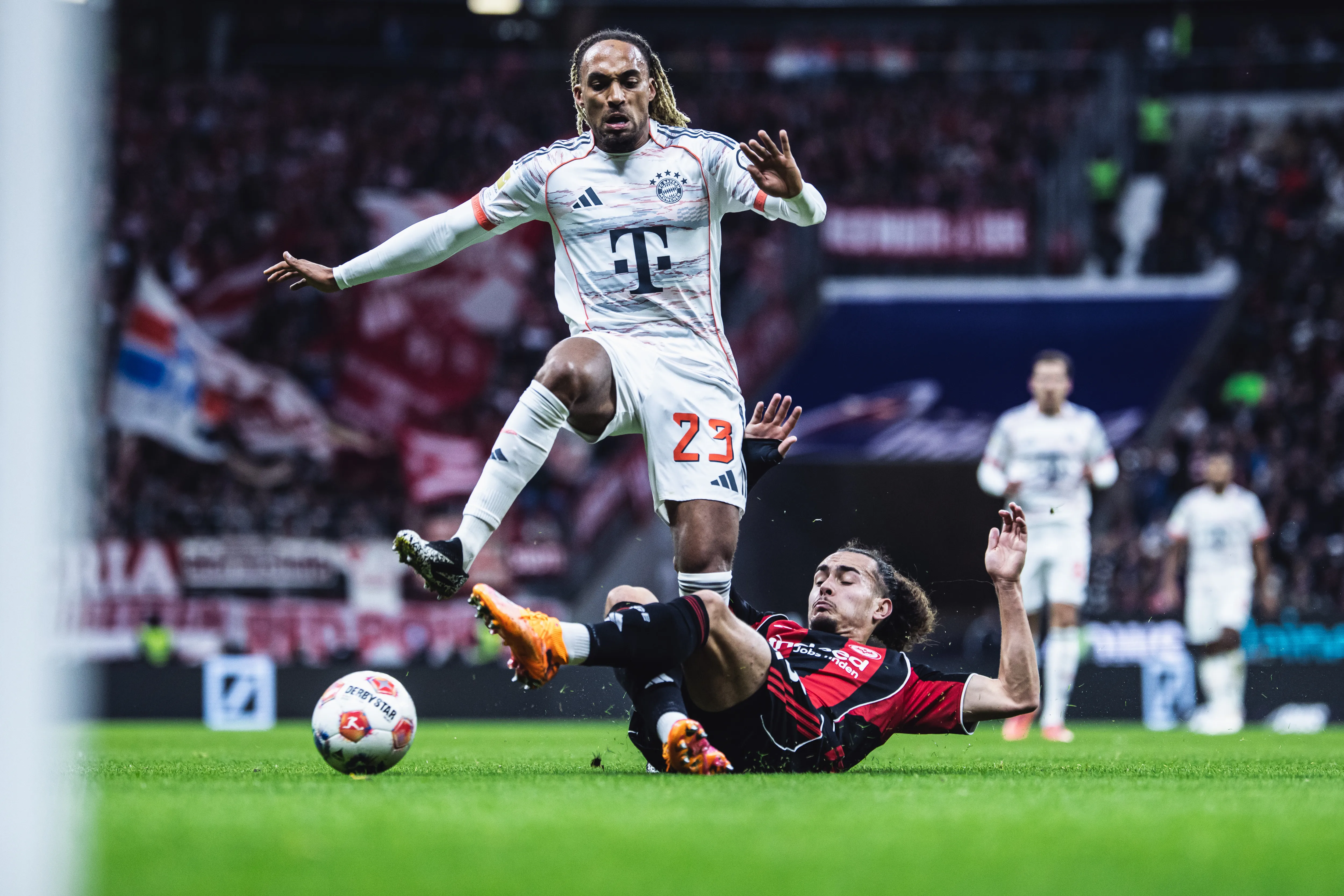 Sacha Boey vom FC Bayern München im Zweikampf während des Bundesliga-Spiels Eintracht Frankfurt gegen Bayern München