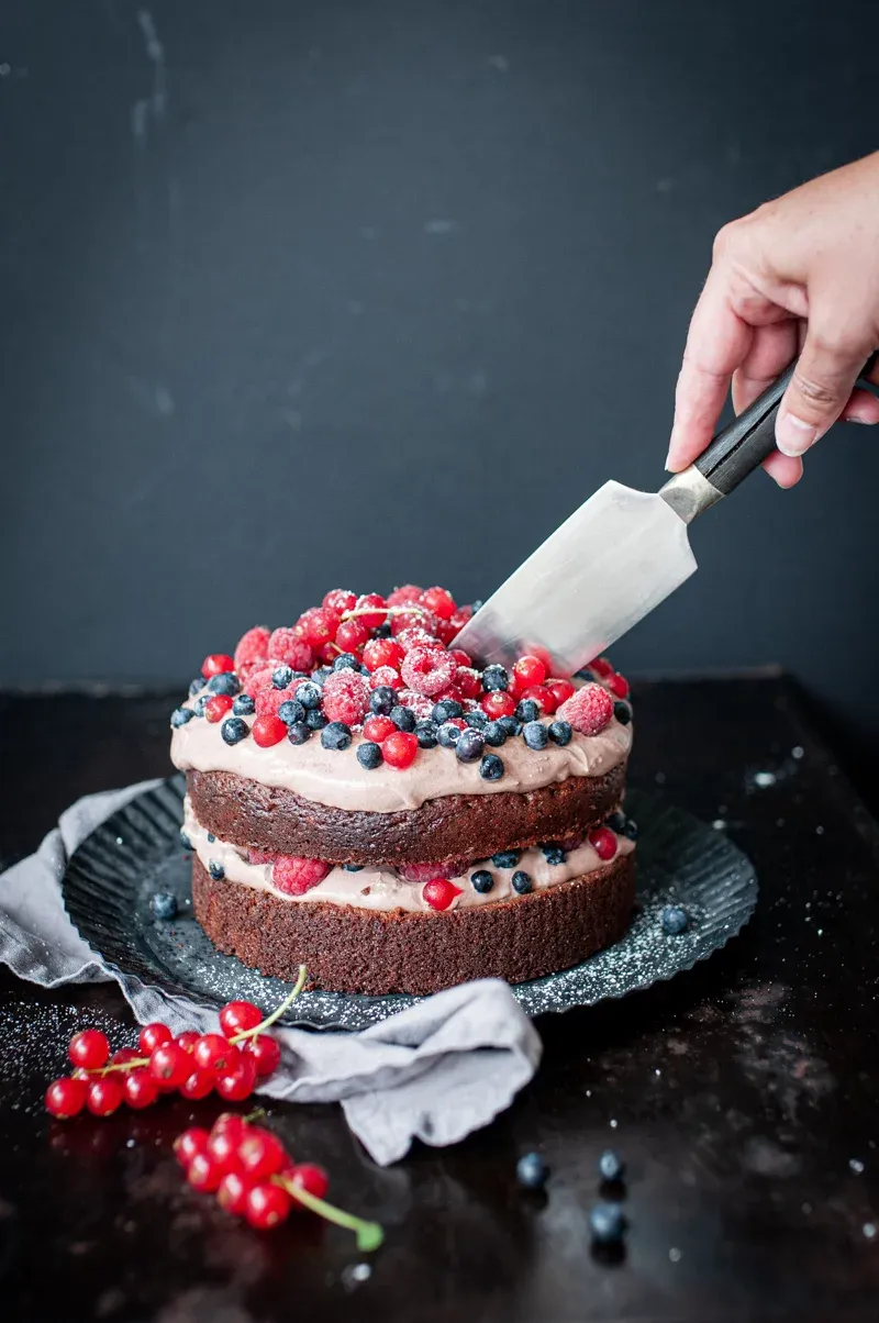 Saftige Brownie-Torte mit Kakaocreme und frischen Beeren, beliebter Geburtstagskuchen für Mama