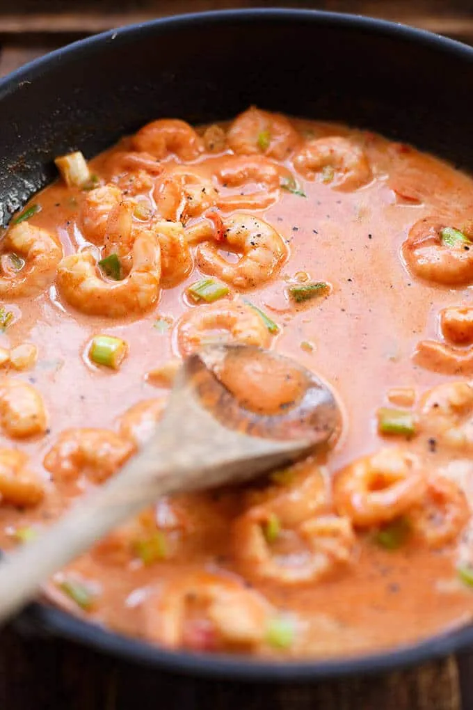 Saftige Garnelen in einer Pfanne, bereit für die cremige Tomaten-Sahnesauce
