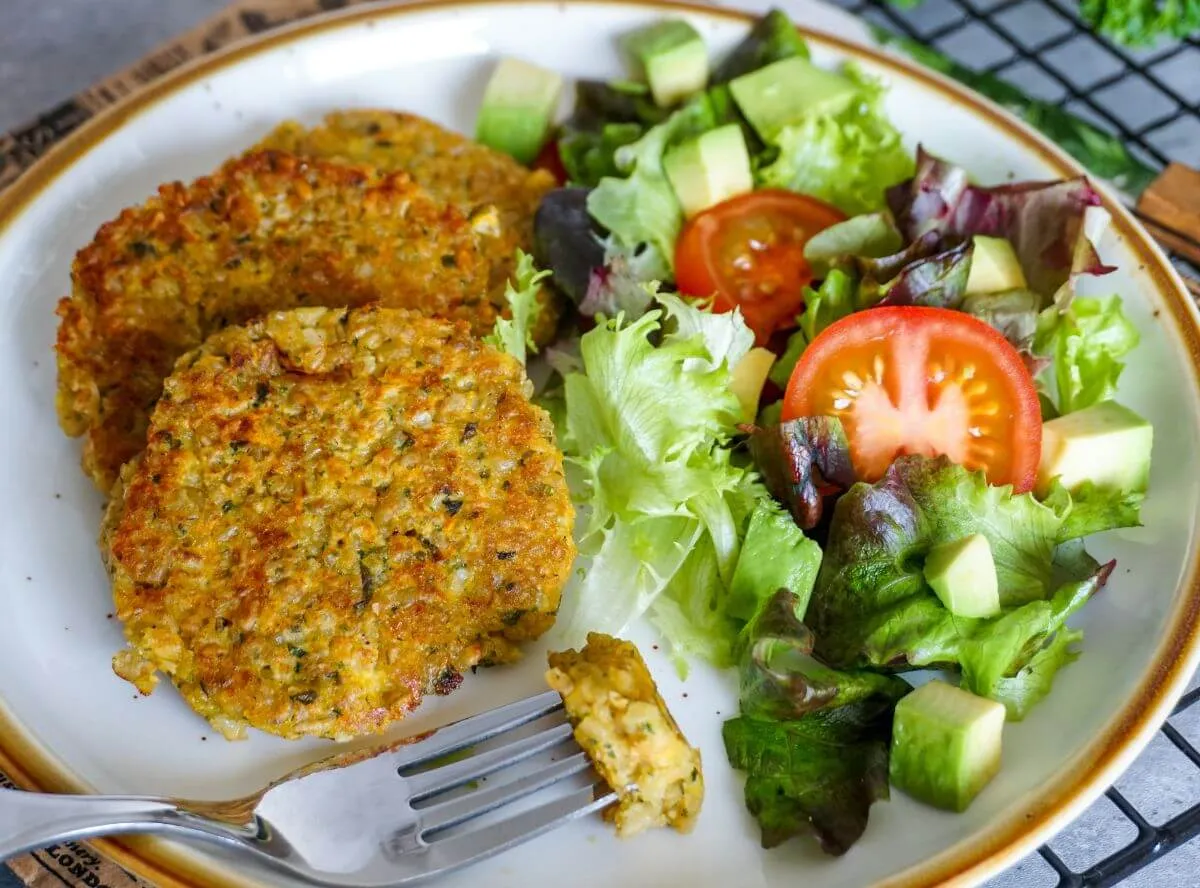 Saftige Grünkernbratlinge, eine proteinreiche vegetarische Alternative für Kinder